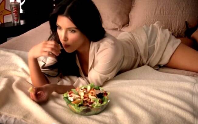 Kim Kardashian foi uma das estrelas da Carl's Jr., mas teve de adaptar o cardápio – trocou o sanduíche pela saladinha com frango