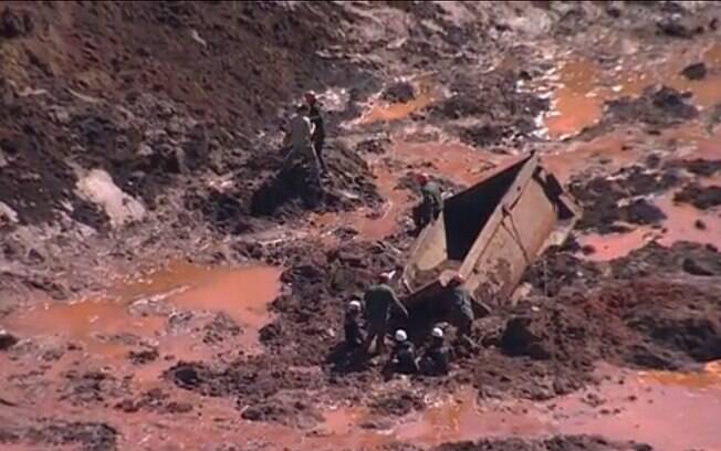 Acidente em mina deixa dez funcionários soterrados