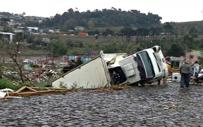 Caminhão tombado pelo tornado; segundo prefeito, ventos chegaram a 200 km/h. Foto: Flávio Carvalho/TudosobreXanxerê/Fotos Públicas - 20.4.15