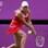 A grama de Wimbledon ganhou cores, como o vestido vermelho de Caroline Wozniacki. Foto: Clive Brunskill/Getty Images