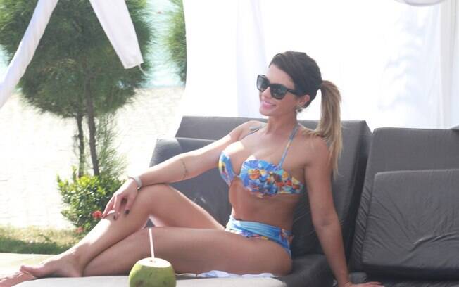 Babi Rossi curtiu dia de sol na piscina do Hotel Marina Park , no domingo (27)