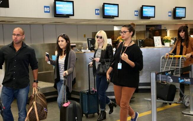 Dakota Fanning chega ao aeroporto para deixar o Brasil
