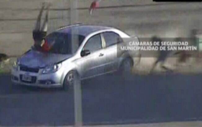 Mãe e bebê sobrevivem após serem arremessadas por carro em fuga na Argentina