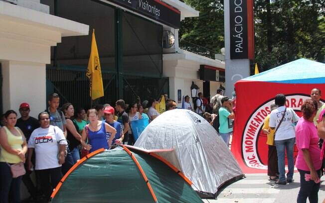 Ato da União dos Movimentos por Moradia em frente ao Palácio dos Bandeirantes, nesta quarta