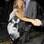 Drew Barrymore precisa de ajudar para sair do carro ao deixar a festa de encerramento de um de seus filmes, em 2009. Foto: Grosby Group/ SplashNews