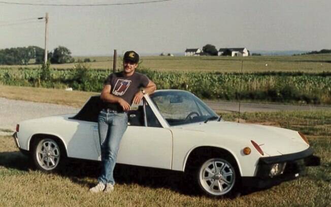 Dave com o Porsche 914 que tinha, mas que acabou não sendo restaurado