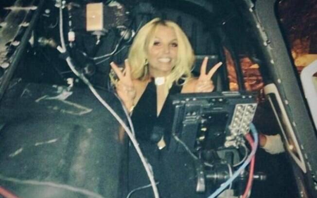 Britney sobrevoou o deserto de helicóptero...