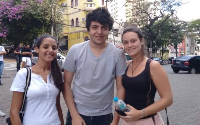 Os estudantes Bianca Luana, Alexandre Amaral e Ilana Vannuci se queixaram do cansaço após os dois dias de prova. 99/11)