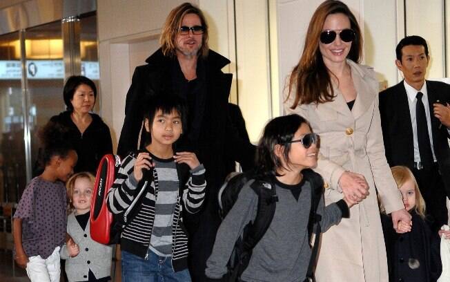 Angelina Jolie e Brad Pitt estão juntos há 9 anos, têm 6 filhos e acabam de oficializar a união