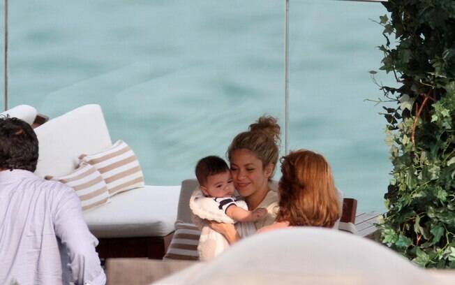 Shakira carrega o filho, Milan, no colo