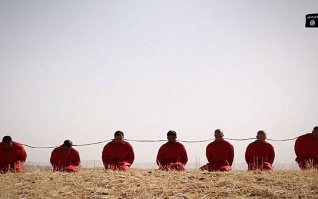 Prisioneiros recebem colares de explosivos de carrasco do Estado Islâmico. Foto: Reprodução/Estado Islâmico