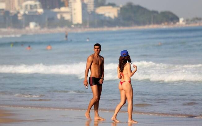 Marcello Melo e namorada, Carolina Alves, curtem praia com amigos