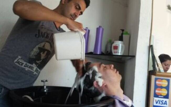 Cabeleireiros apelaram para a boa e velha canequinha para não perder clientes . Foto: Arquivo pessoal