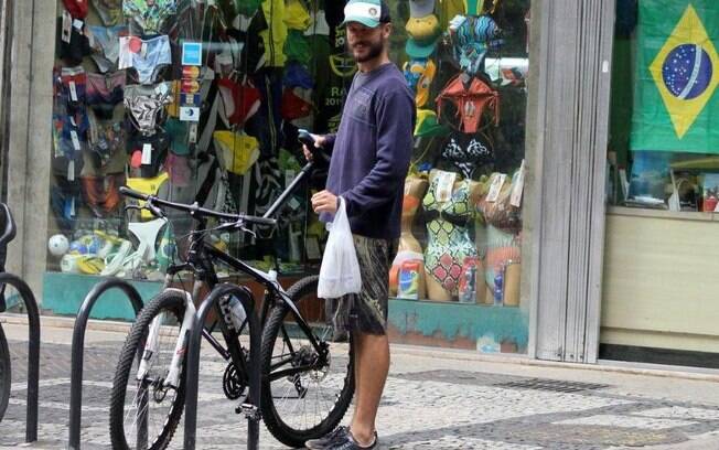 Rodrigo Hilbert aparece quase irreconhecível em passeio no Rio