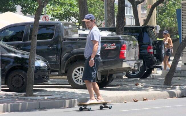 Marcelo Serrado aproveitou a tarde de sol do domingo (9) para andar de skate na orla de Copacabana, no Rio de Janeiro