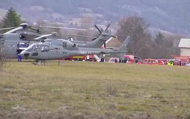 Exército helicópteros de resgate parque em Seyne, Alpes franceses (24.03.15). Foto: AP