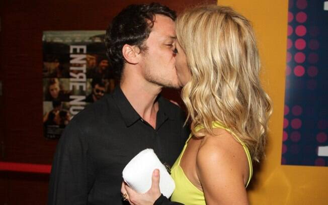 Carolina Dieckmann e o marido, Tiago Worcman, se beijam