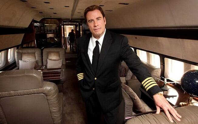 Além de possuir uma frota inteira, Travolta ainda sabe pilotar os seus