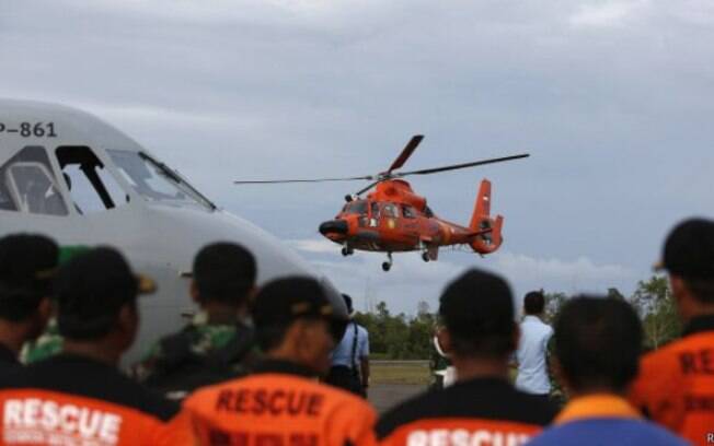 Equipes de buscas demoraram 3 dias para encontrar destroços do voo da AirAsia
