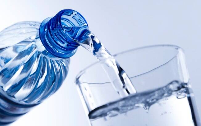 Beber meio litro de água 30 minutos antes de comer ajuda a emagrecer