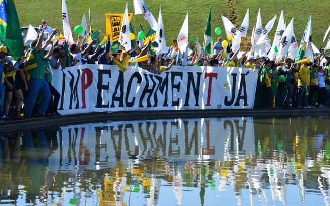 Grupos favoráveis à queda da presidente fazem protesto em Brasília: pressão começou em março