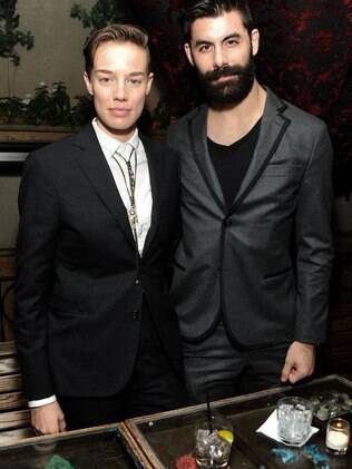 Elliott e o marido Adam Santos-Coy passaram a ser identificados como casal gay