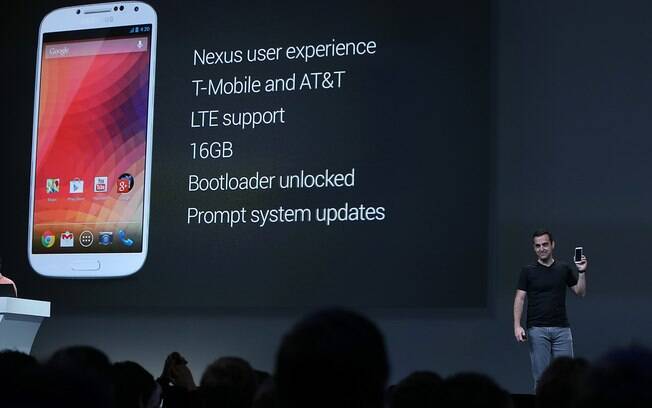 Hugo Barra, diretor da divisão de Android, mostra Galaxy S4 com Android puro