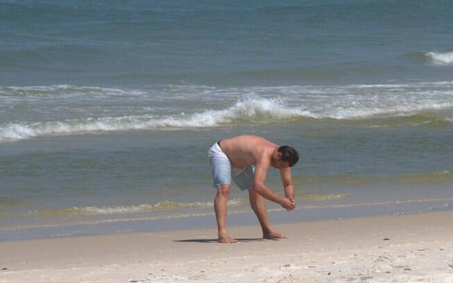 Thiago Lacerda se alonga na praia