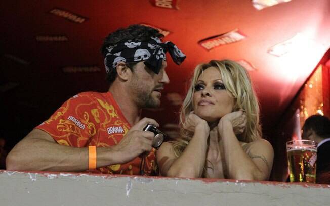 Pamela Anderson veio para cá duas vezes: no carnaval do Rio de Janeiro...