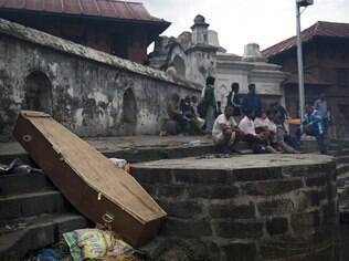 Caixão à espera de corpo de vítima de terremoto que matou mais de duas mil pessoas no Nepal