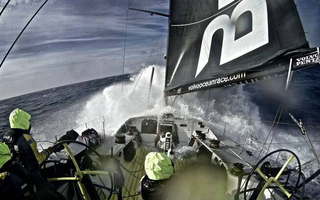 Velejadores do Team Brunel, líder da Volvo Ocean Race, sofrem com as condições do mar durante a quinta etapa da prova