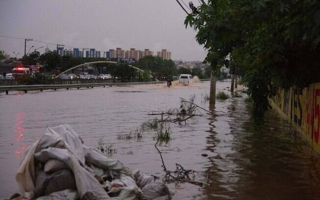 Avenida dos Estados em Santo André (SP) ficou alagada nesta quarta-feira (24).