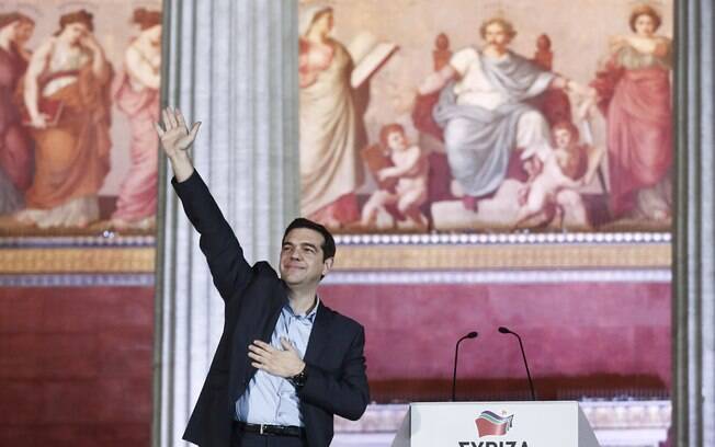 Líder do partido Syriza, Alexis Tsipras acena para simpatizantes do lado de fora da Sede da Universidade de Atenas (25/01)