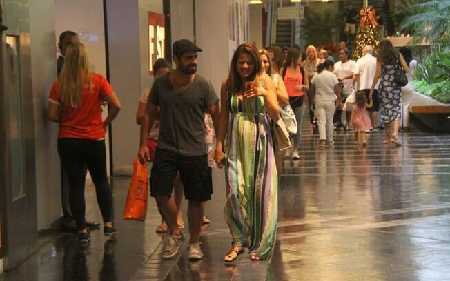 Grávida, Nívea Stelmann passeou com o marido em um shopping do Rio de Janeiro na tarde de sábado (14)