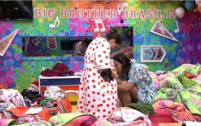 Bella mostra para Princy sua tatuagem íntima