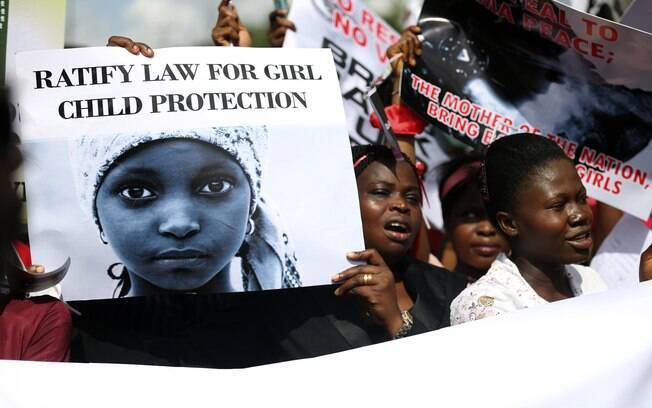Mulher participa de um protesto exigindo a libertação de meninas da escola secundária que foram raptadas da aldeia de Chibok, Nigéria. Foto: Reuters