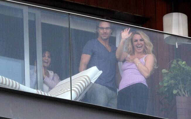 Sorriso e tchauzinho de Britney Spears aos fãs que faziam plantão na porta de seu hotel no Rio de Janeiro