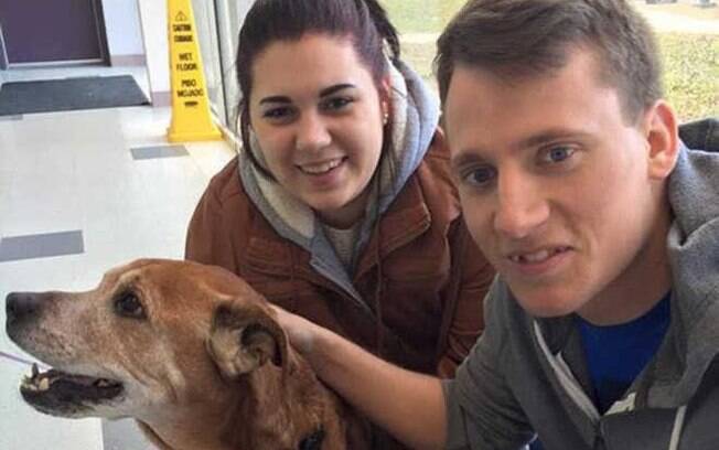 Casal adota Rocky de 17 anos