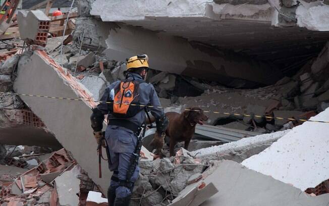Operários ficaram soterrados nos escombros da estrutura em São Mateus. Foto: PETER LEONE/FUTURA PRESS