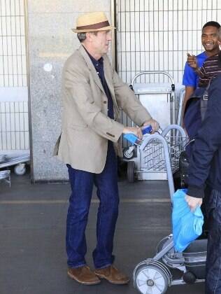 O ator e músico Hugh Laurie desembarca no Rio de Janeiro