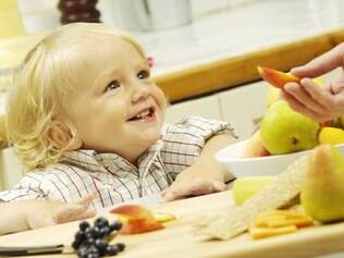 Alimentos saudáveis podem ser oferecidos às crianças de várias formas