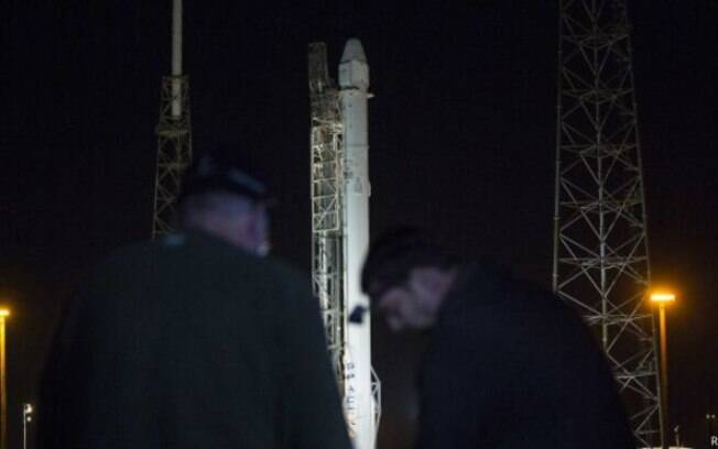 A SpaceX pretende reutilizar a base do foguete Falcon, barateando o custo de lançamento