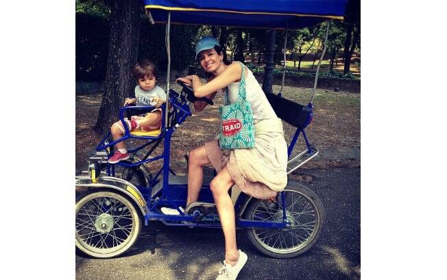 Luciana Gimenez passeia com Lorenzo Gabriel em triciclo, na Itália
