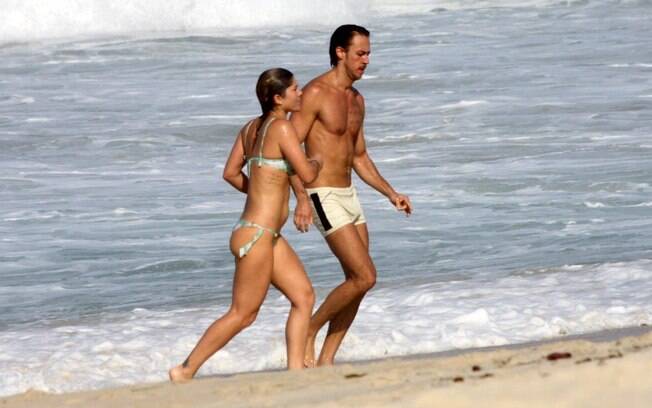 Priscila Fantin e Renan Abreu em flagra na praia em junho