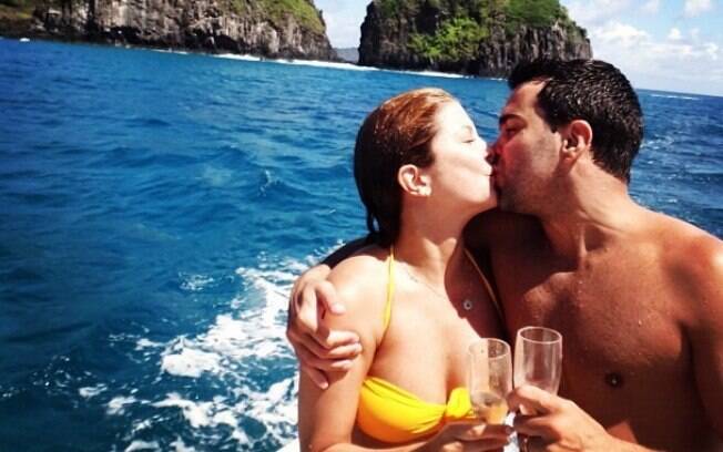 Bárbara Borges viajou com o marido, o empresário Pedro Delfino, para Fernando de Noronha e mostrou um brinde em alto-mar com direito a beijo apaixonado