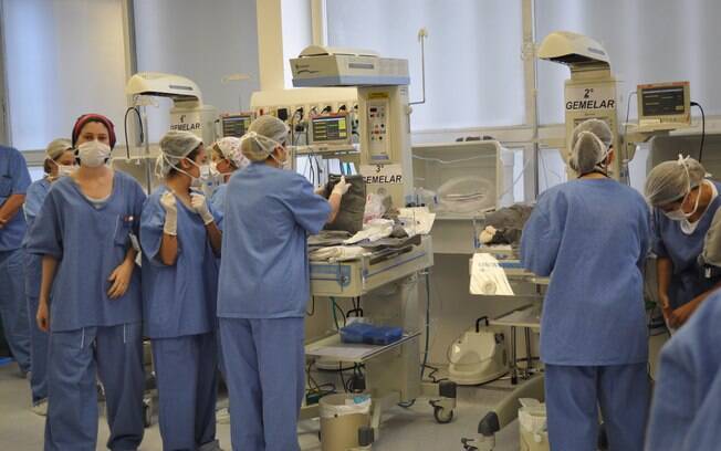 Por nascerem de sete meses, os recém-nascidos foram levados para a UTI neonatal