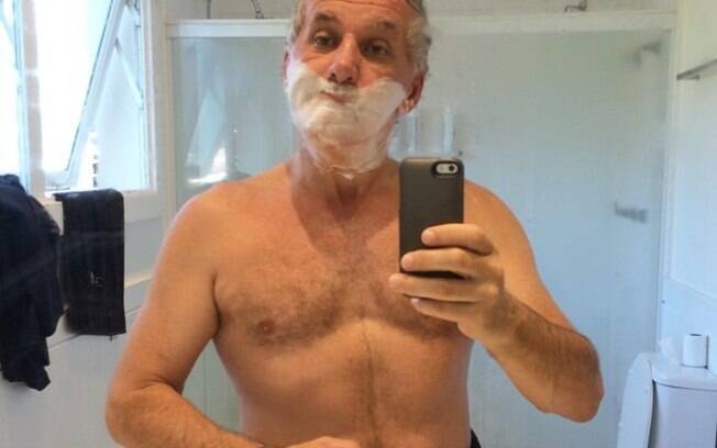 Otávio Mesquita posta foto fazendo a barba sem camisa no banheiro