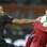 Cristiano Ronaldo domina a bola com o braço ao ser marcado por Van der Wiel. Foto: AFP
