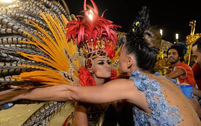 Sabrina Sato beija Thaila Ayala durante o desfile da Grande Rio. Foto: Erbs Junior / AgNews