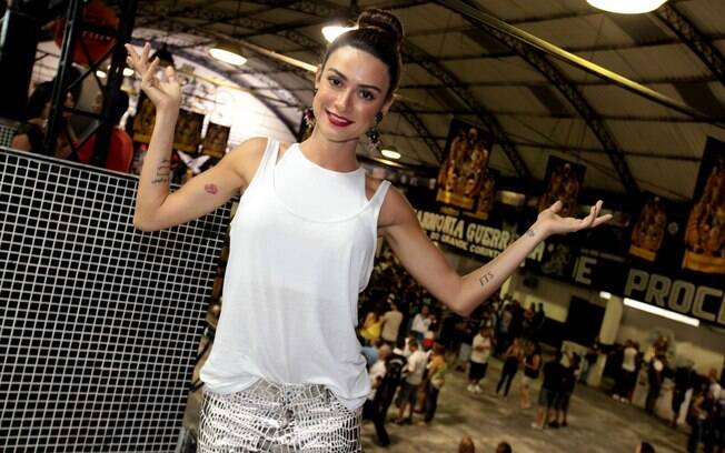 Thaila Ayala chegou na quadra da Gaviões da Fiel, em São Paulo, usando uma camiseta regata e um microshort de paetê 